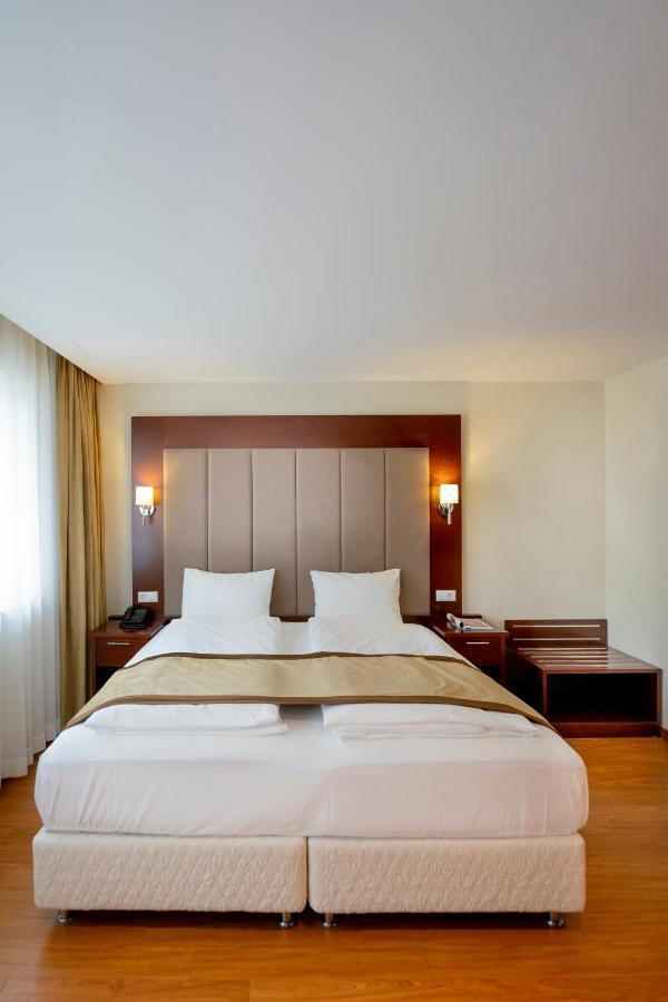 Palast Hotel Гюрт Екстер'єр фото